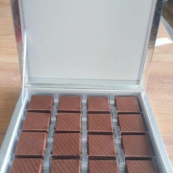 Melvee Çikolata Kare Sütlü Bademli Fındıklı 500 gr