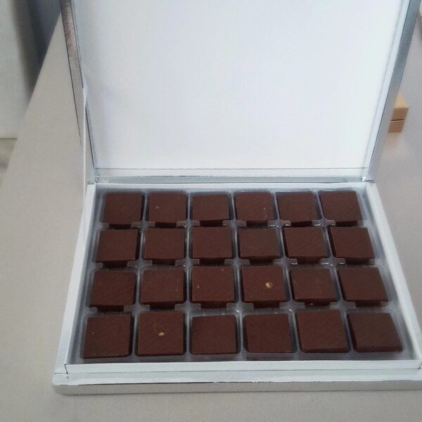 Melvee Çikolata Kare tablet Sütlü Bademli Fındıklı 650 gr